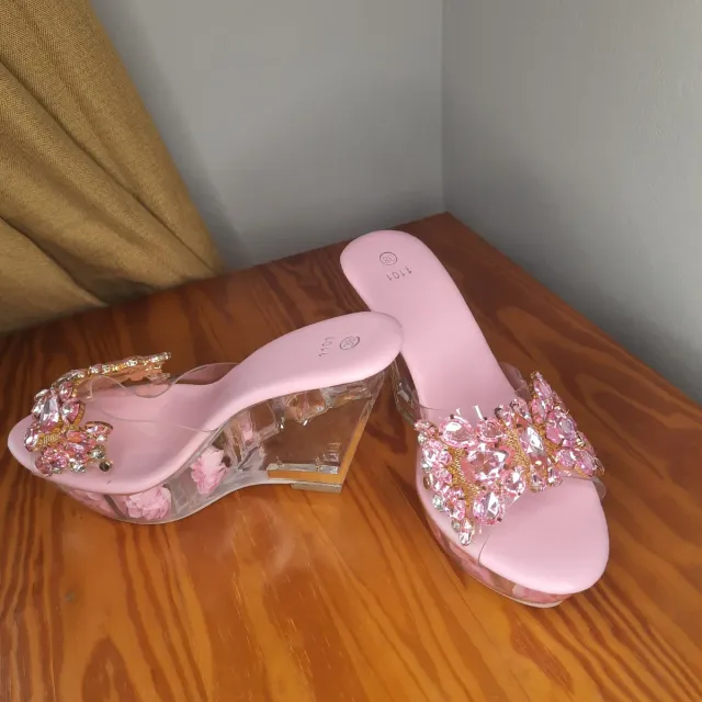 Sandalias tacón transparente adornos rosas