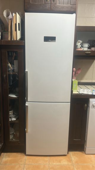 Nevera blanca, está perfecta solo tiene esa balda.