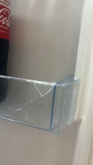 Nevera blanca, está perfecta solo tiene esa balda.