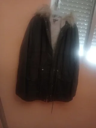 Parka verde con capucha y forro