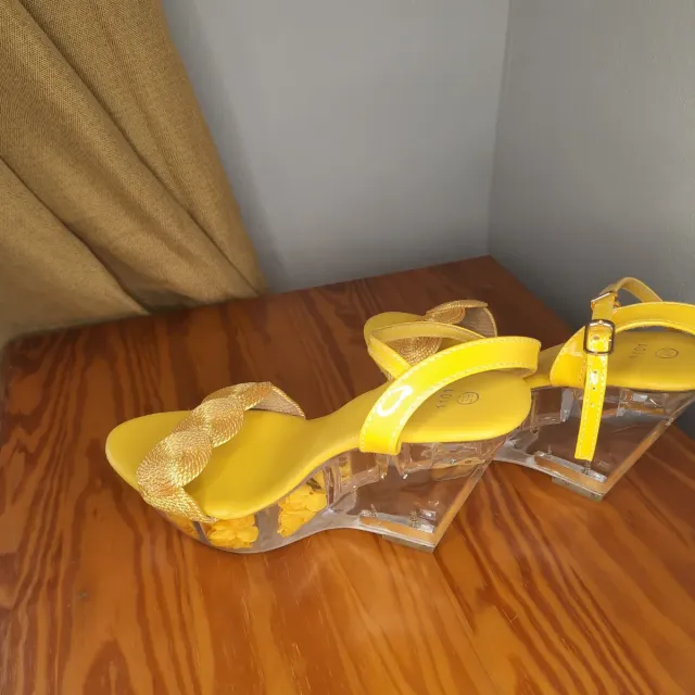 Sandalias de tacón transparente con flores