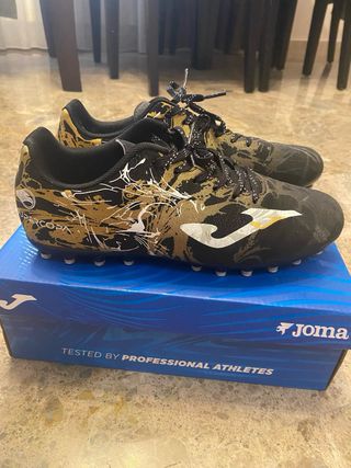 Botas de fútbol Joma negras y doradas