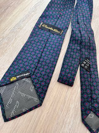 Corbata azul y roja con estampado geométrico