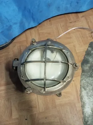 Foco, Farol o lámpara de barco de bronce 