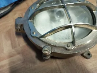 Foco, Farol o lámpara de barco de bronce 