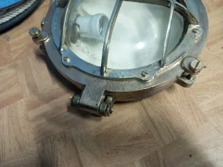 Foco, Farol o lámpara de barco de bronce 