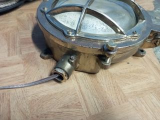 Foco, Farol o lámpara de barco de bronce 