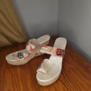 Sandalias cuña beige y rojo
