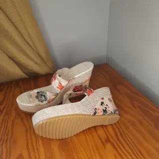 Sandalias cuña beige y rojo