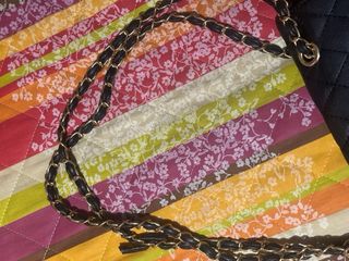 Borsa nera trapuntata con tracolla a catena