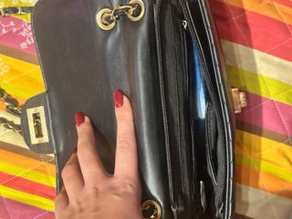 Borsa nera trapuntata con tracolla a catena