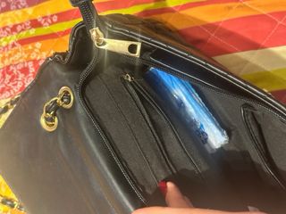 Borsa nera trapuntata con tracolla a catena