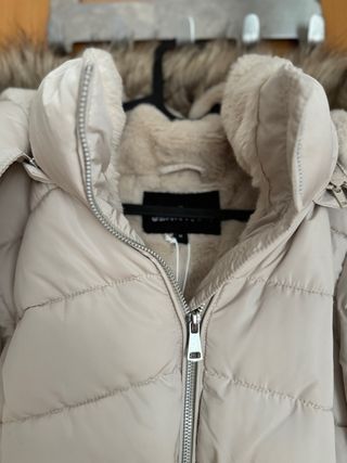 Anorak beige con capucha y cinturón