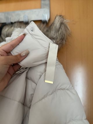 Anorak beige con capucha y cinturón