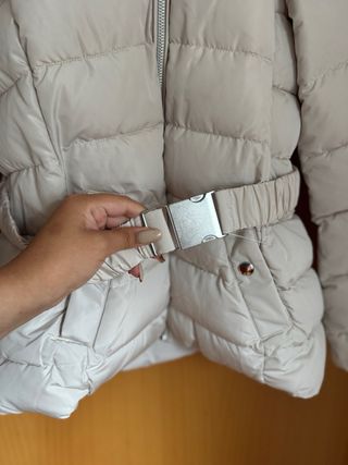 Anorak beige con capucha y cinturón