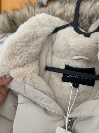 Anorak beige con capucha y cinturón