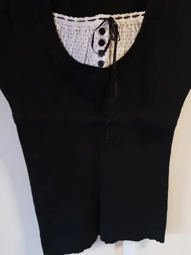 Top de punto con escote blanco