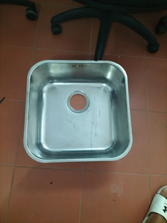 Fregadero de metal plateado