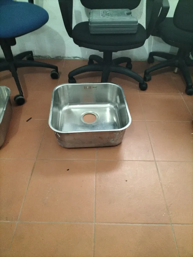 Fregadero de metal plateado