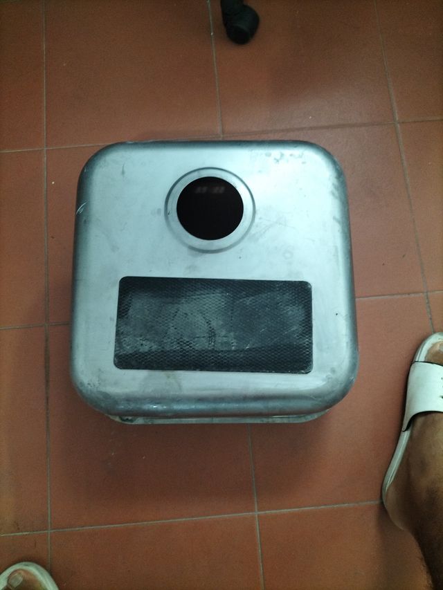 Fregadero de metal plateado