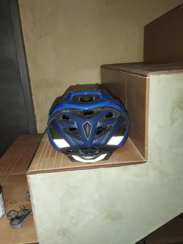 Casco de bicicleta azul