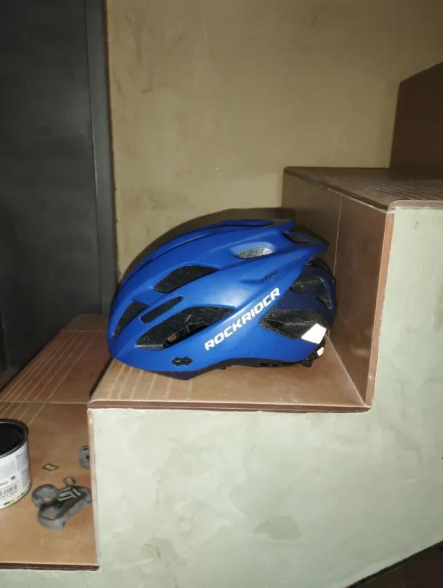 Casco de bicicleta azul
