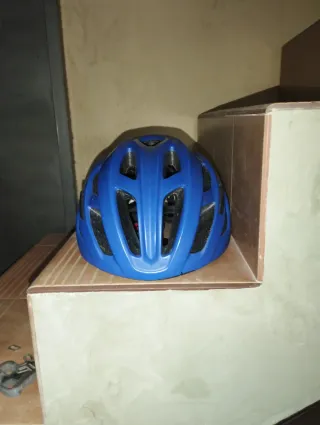 Casco de bicicleta azul