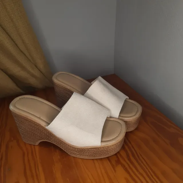 Sandalias de cuña beige y blancas