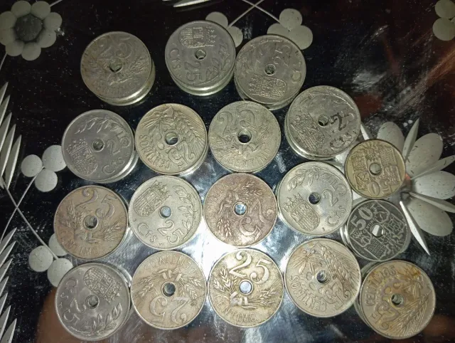 Monedas perforadas Franco y II República