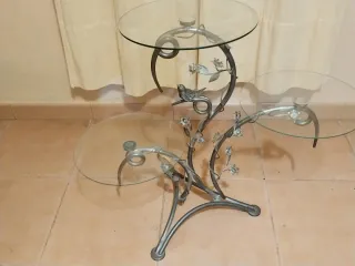 Mesita de cristal y metal con adorno de pájaro