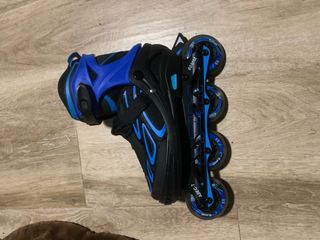 Patines en línea negros y azules