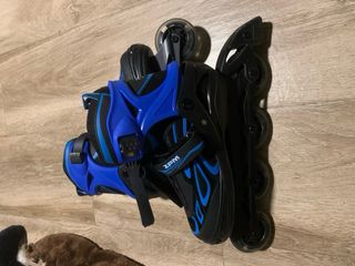 Patines en línea negros y azules