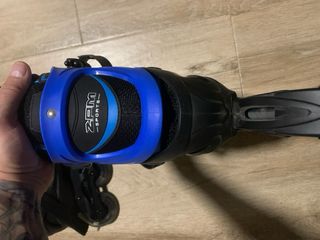 Patines en línea negros y azules