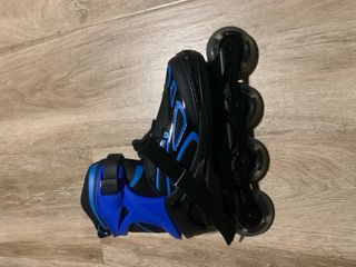 Patines en línea negros y azules