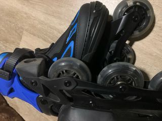Patines en línea negros y azules