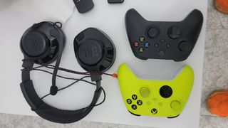 Xbox Series X Negra Casi Nueva,con 2 mandos y auri