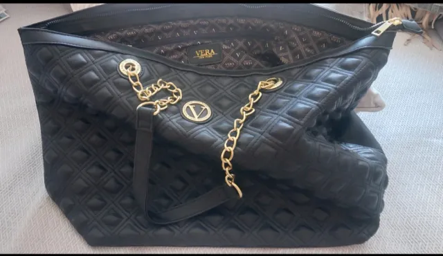 Bolso negro mujer con cadena dorada, marca Vera