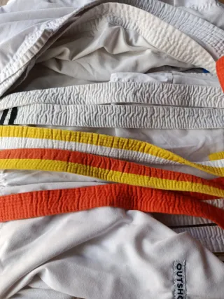 Cinturón blanco, naranja y amarillo karate