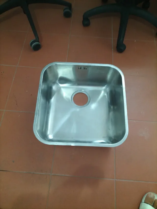 Fregadero de metal plateado