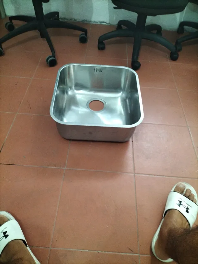 Fregadero de metal plateado