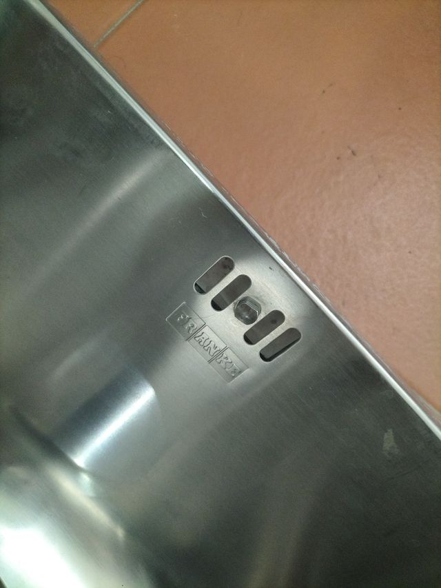 Fregadero de metal plateado