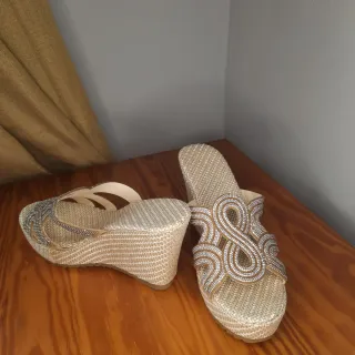 Sandalias cuña beige y doradas