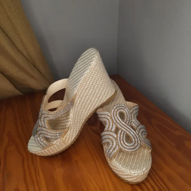 Sandalias cuña beige y doradas