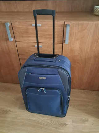 Maleta de viaje azul y gris con ruedas
