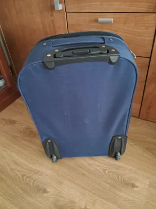 Maleta de viaje azul y gris con ruedas