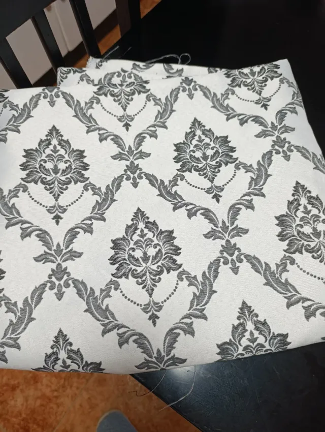 Tela fallera damasco blanco con detalles en negro