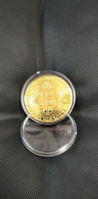 Moneda Bitcoin color oro                          