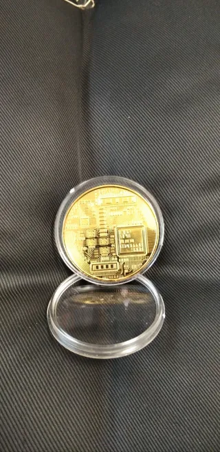 Moneda Bitcoin color oro                          
