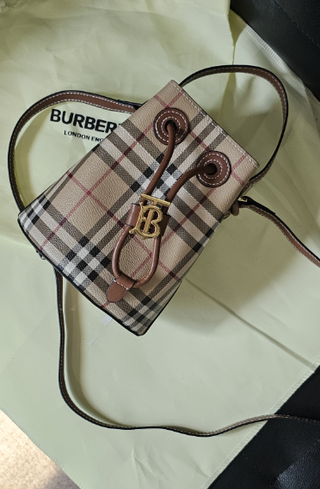 Bolso Burberry pequeño tipo bucket