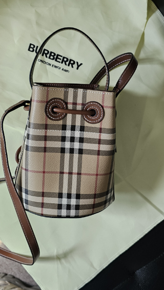 Bolso Burberry pequeño tipo bucket